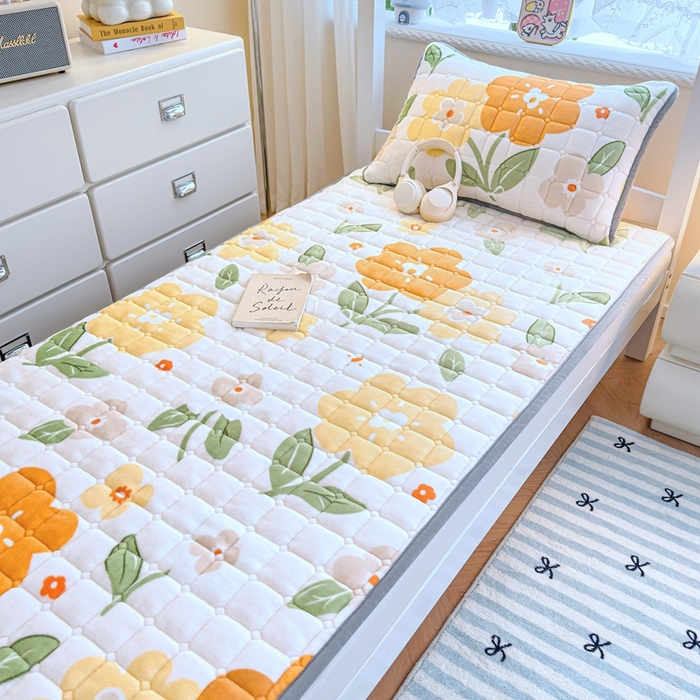 91家纺网 家纺一手货源 找家纺 小叮当家纺仓储工厂店 2025新款牛奶绒夹棉印花床垫学生图 绒床垫-花暖香风黄色