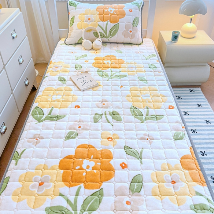 91家纺网 家纺一手货源 找家纺 小叮当家纺仓储工厂店 2025新款牛奶绒夹棉印花床垫学生图 绒床垫-花暖香风黄色