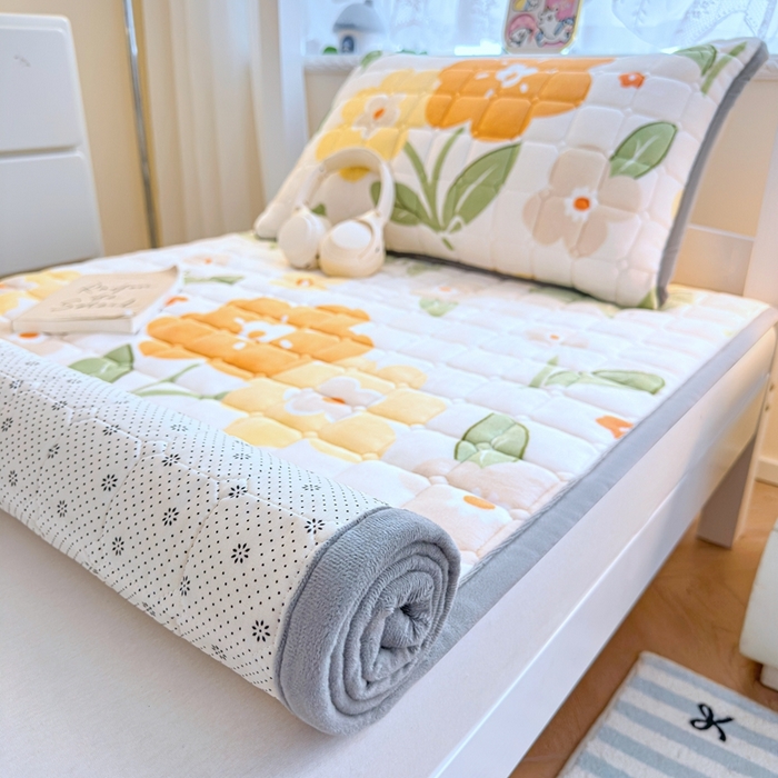 91家纺网 家纺一手货源 找家纺 小叮当家纺仓储工厂店 2025新款牛奶绒夹棉印花床垫学生图 绒床垫-花暖香风黄色