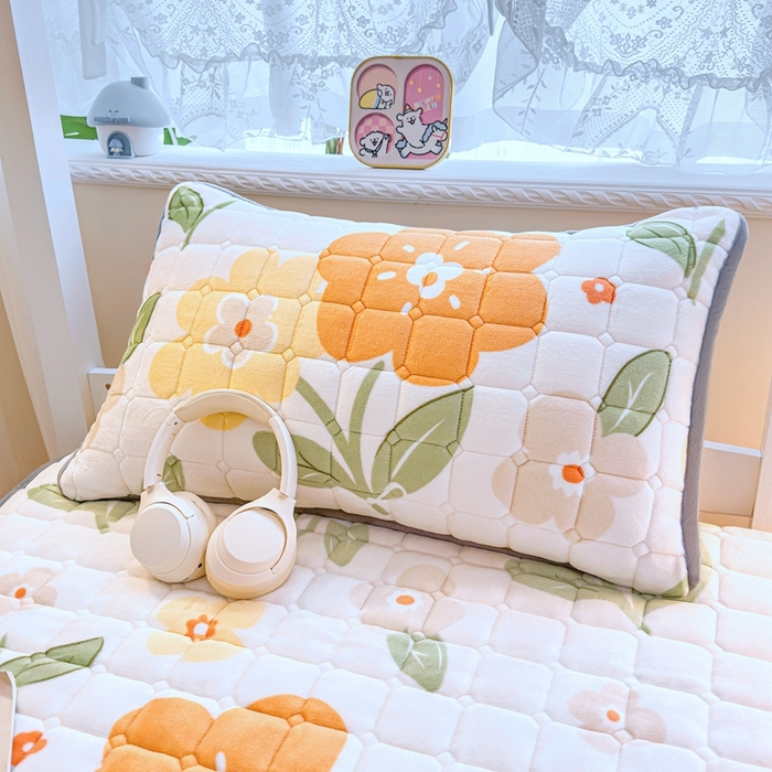 91家纺网 家纺一手货源 找家纺 小叮当家纺仓储工厂店 2025新款牛奶绒夹棉印花床垫学生图 绒床垫-花暖香风黄色