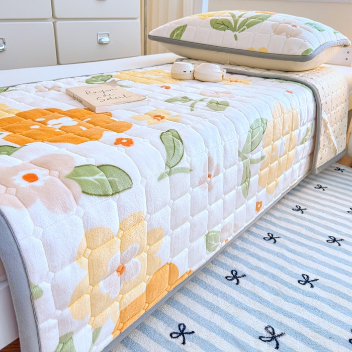 91家纺网 家纺一手货源 找家纺 小叮当家纺仓储工厂店 2025新款牛奶绒夹棉印花床垫学生图 绒床垫-花暖香风黄色