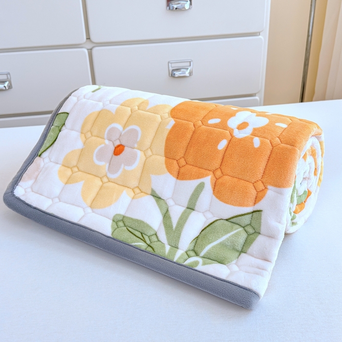 91家纺网 家纺一手货源 找家纺 小叮当家纺仓储工厂店 2025新款牛奶绒夹棉印花床垫学生图 绒床垫-花暖香风黄色