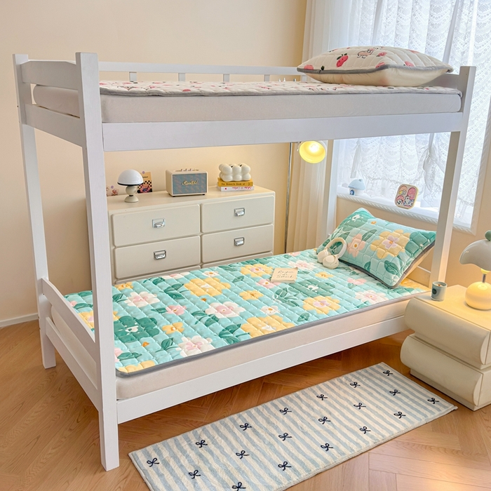 91家纺网 家纺一手货源 找家纺 小叮当家纺仓储工厂店 2025新款牛奶绒夹棉印花床垫学生图 绒床垫-花暖香风绿色