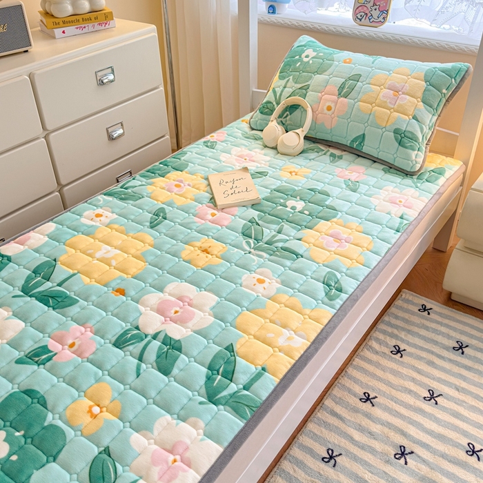 91家纺网 家纺一手货源 找家纺 小叮当家纺仓储工厂店 2025新款牛奶绒夹棉印花床垫学生图 绒床垫-花暖香风绿色
