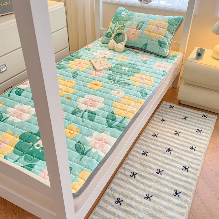 91家纺网 家纺一手货源 找家纺 小叮当家纺仓储工厂店 2025新款牛奶绒夹棉印花床垫学生图 绒床垫-花暖香风绿色