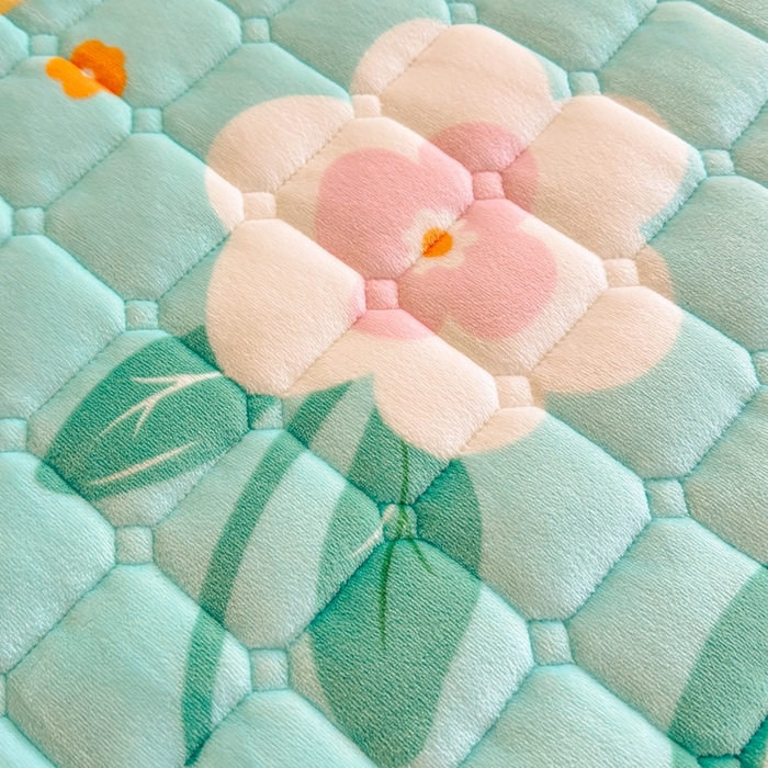 91家纺网 家纺一手货源 找家纺 小叮当家纺仓储工厂店 2025新款牛奶绒夹棉印花床垫学生图 绒床垫-花暖香风绿色