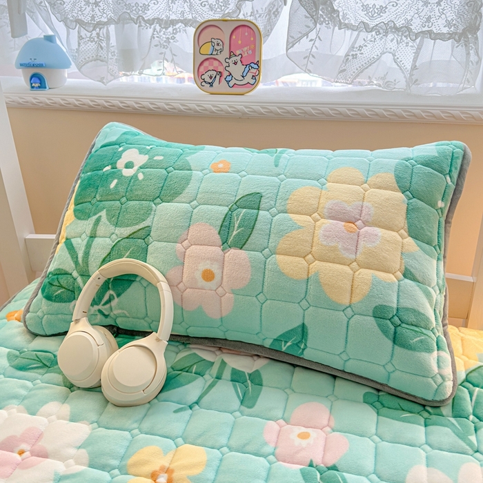 91家纺网 家纺一手货源 找家纺 小叮当家纺仓储工厂店 2025新款牛奶绒夹棉印花床垫学生图 绒床垫-花暖香风绿色