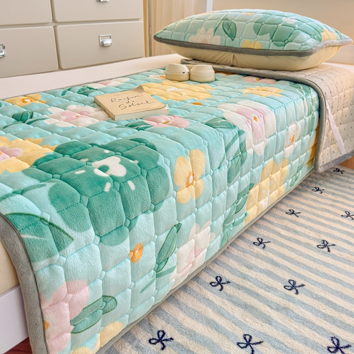 91家纺网 家纺一手货源 找家纺 小叮当家纺仓储工厂店 2025新款牛奶绒夹棉印花床垫学生图 绒床垫-花暖香风绿色