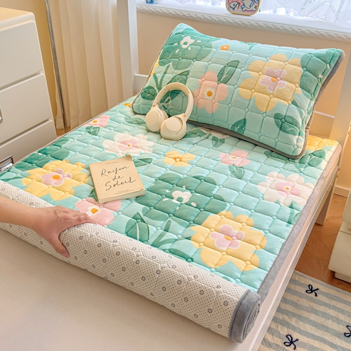 91家纺网 家纺一手货源 找家纺 小叮当家纺仓储工厂店 2025新款牛奶绒夹棉印花床垫学生图 绒床垫-花暖香风绿色