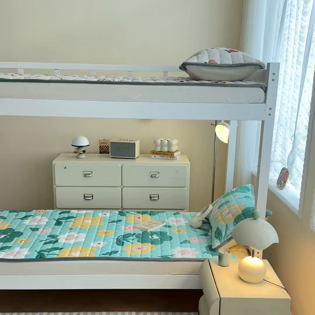 91家纺网 家纺一手货源 找家纺 小叮当家纺仓储工厂店 2025新款牛奶绒夹棉印花床垫学生图 绒床垫-花暖香风绿色