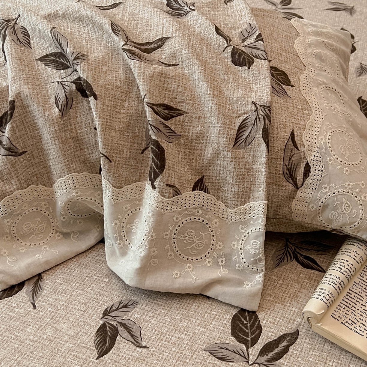 91家纺网 家纺一手货源 找家纺 一比一家纺 2025新款花边原麻床单三件套 花季