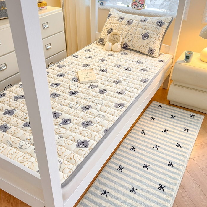 91家纺网 家纺一手货源 找家纺 小叮当家纺仓储工厂店 2025新款牛奶绒夹棉印花床垫学生图 绒床垫-可爱熊