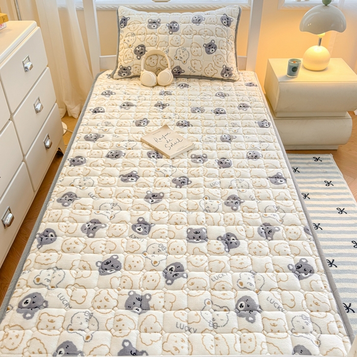 91家纺网 家纺一手货源 找家纺 小叮当家纺仓储工厂店 2025新款牛奶绒夹棉印花床垫学生图 绒床垫-可爱熊