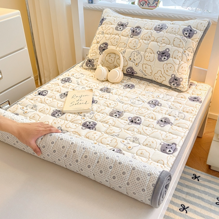 91家纺网 家纺一手货源 找家纺 小叮当家纺仓储工厂店 2025新款牛奶绒夹棉印花床垫学生图 绒床垫-可爱熊