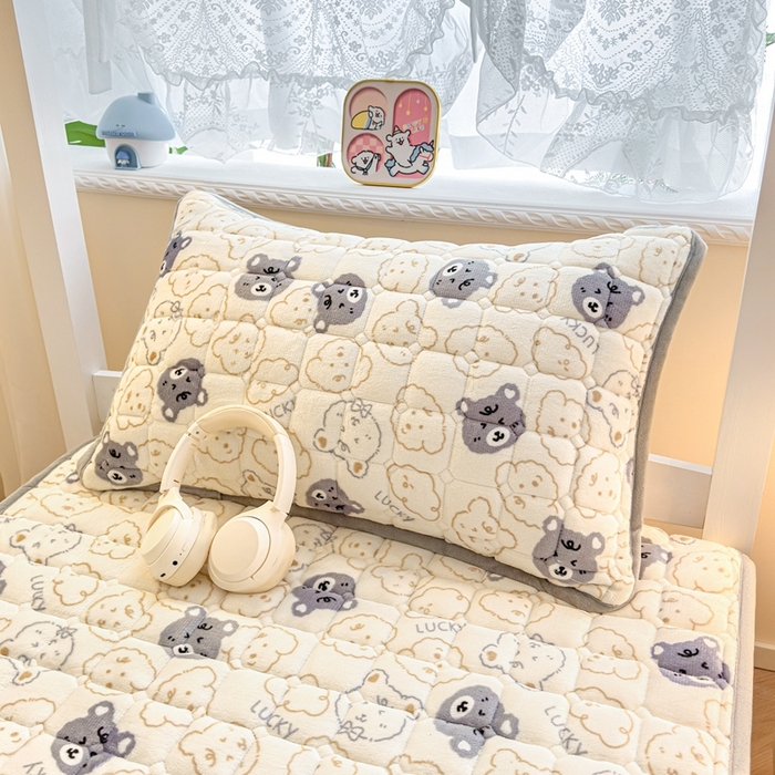 91家纺网 家纺一手货源 找家纺 小叮当家纺仓储工厂店 2025新款牛奶绒夹棉印花床垫学生图 绒床垫-可爱熊