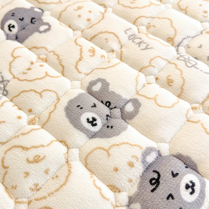 91家纺网 家纺一手货源 找家纺 小叮当家纺仓储工厂店 2025新款牛奶绒夹棉印花床垫学生图 绒床垫-可爱熊