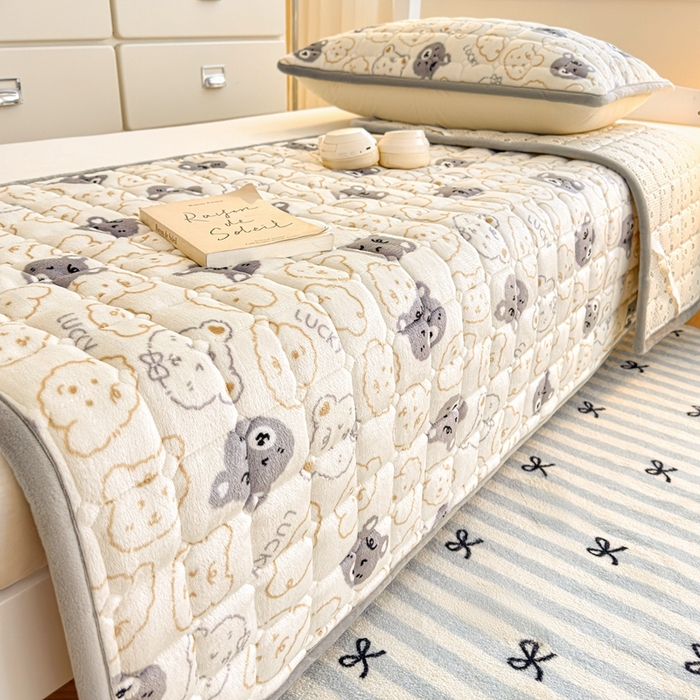 91家纺网 家纺一手货源 找家纺 小叮当家纺仓储工厂店 2025新款牛奶绒夹棉印花床垫学生图 绒床垫-可爱熊