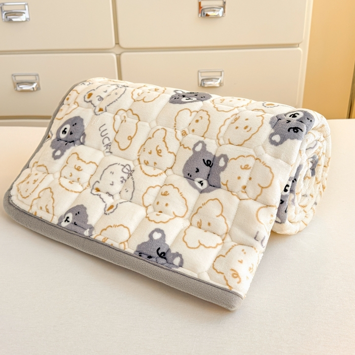 91家纺网 家纺一手货源 找家纺 小叮当家纺仓储工厂店 2025新款牛奶绒夹棉印花床垫学生图 绒床垫-可爱熊