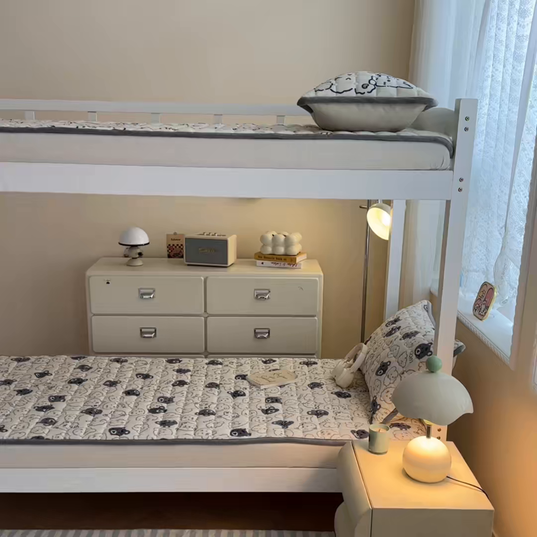 91家纺网 家纺一手货源 找家纺 小叮当家纺仓储工厂店 2025新款牛奶绒夹棉印花床垫学生图 绒床垫-可爱熊