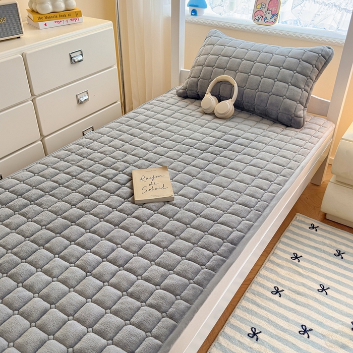 91家纺网 家纺一手货源 找家纺 小叮当家纺仓储工厂店 2025新款牛奶绒夹棉印花床垫学生图 绒床垫-灰色