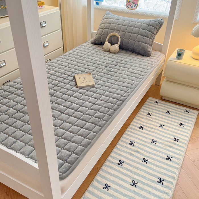 91家纺网 家纺一手货源 找家纺 小叮当家纺仓储工厂店 2025新款牛奶绒夹棉印花床垫学生图 绒床垫-灰色