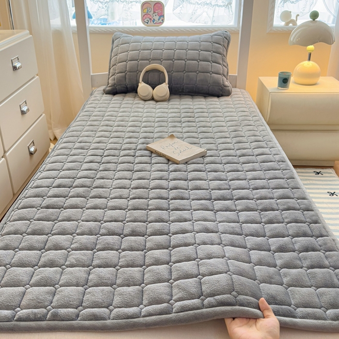 91家纺网 家纺一手货源 找家纺 小叮当家纺仓储工厂店 2025新款牛奶绒夹棉印花床垫学生图 绒床垫-灰色