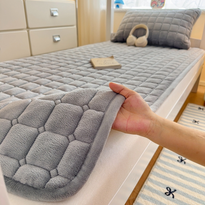 91家纺网 家纺一手货源 找家纺 小叮当家纺仓储工厂店 2025新款牛奶绒夹棉印花床垫学生图 绒床垫-灰色