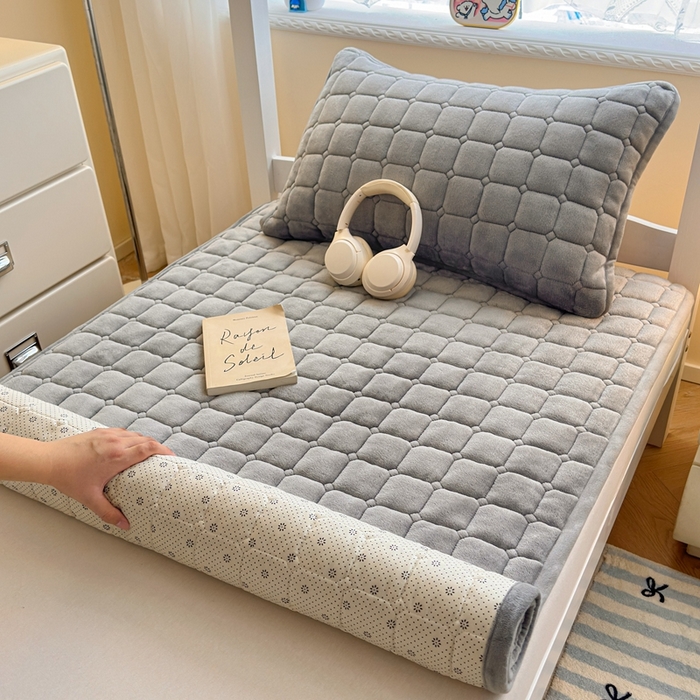 91家纺网 家纺一手货源 找家纺 小叮当家纺仓储工厂店 2025新款牛奶绒夹棉印花床垫学生图 绒床垫-灰色