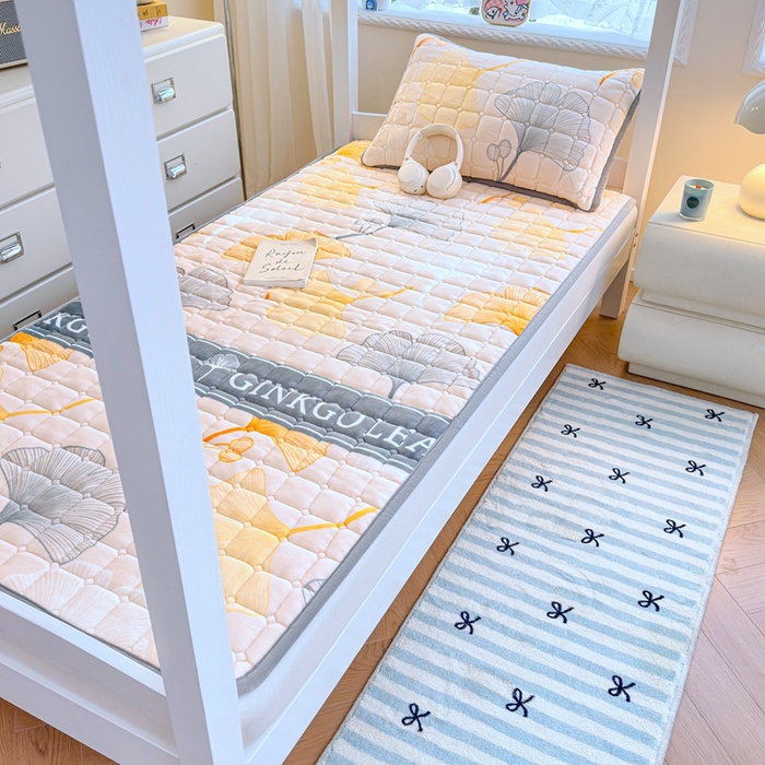 91家纺网 家纺一手货源 找家纺 小叮当家纺仓储工厂店 2025新款牛奶绒夹棉印花床垫学生图 绒床垫-流金岁月