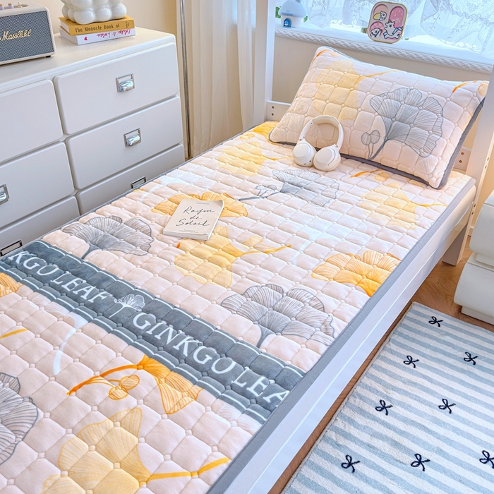 91家纺网 家纺一手货源 找家纺 小叮当家纺仓储工厂店 2025新款牛奶绒夹棉印花床垫学生图 绒床垫-流金岁月