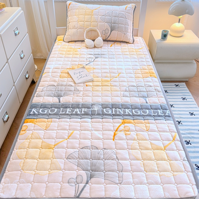 91家纺网 家纺一手货源 找家纺 小叮当家纺仓储工厂店 2025新款牛奶绒夹棉印花床垫学生图 绒床垫-流金岁月