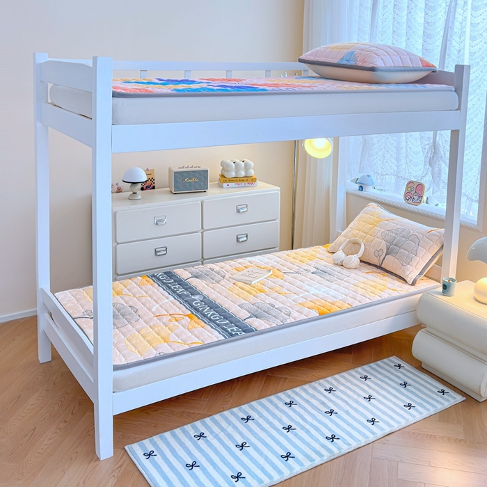 91家纺网 家纺一手货源 找家纺 小叮当家纺仓储工厂店 2025新款牛奶绒夹棉印花床垫学生图 绒床垫-流金岁月