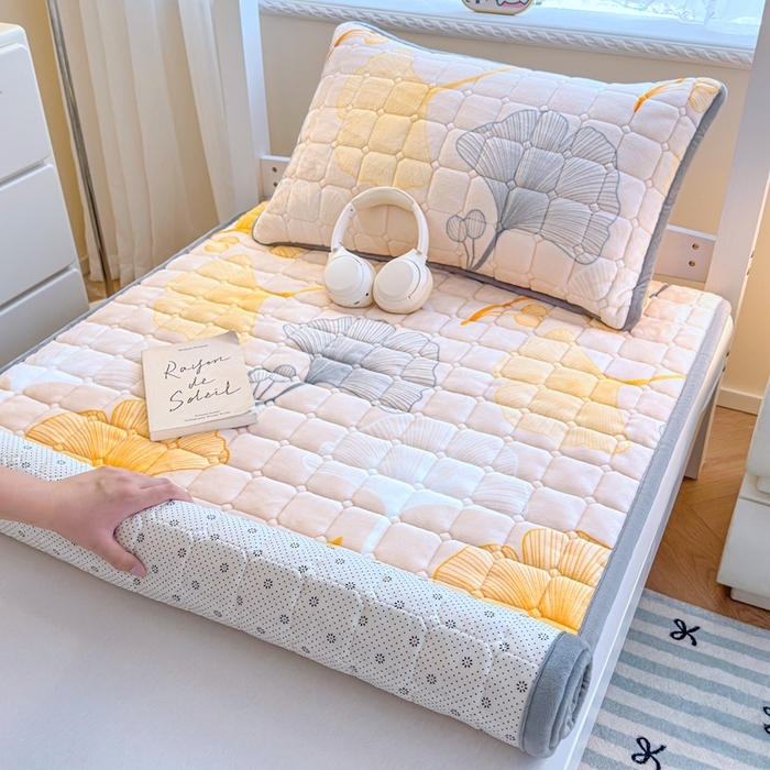 91家纺网 家纺一手货源 找家纺 小叮当家纺仓储工厂店 2025新款牛奶绒夹棉印花床垫学生图 绒床垫-流金岁月