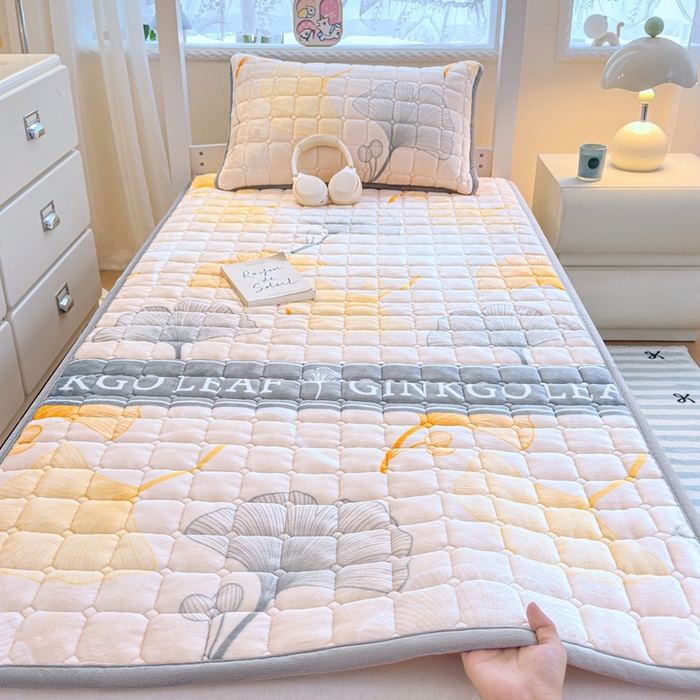 91家纺网 家纺一手货源 找家纺 小叮当家纺仓储工厂店 2025新款牛奶绒夹棉印花床垫学生图 绒床垫-流金岁月