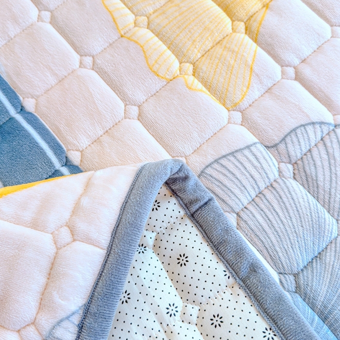 91家纺网 家纺一手货源 找家纺 小叮当家纺仓储工厂店 2025新款牛奶绒夹棉印花床垫学生图 绒床垫-流金岁月