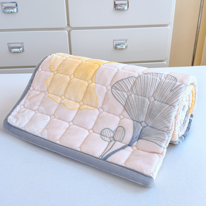 91家纺网 家纺一手货源 找家纺 小叮当家纺仓储工厂店 2025新款牛奶绒夹棉印花床垫学生图 绒床垫-流金岁月