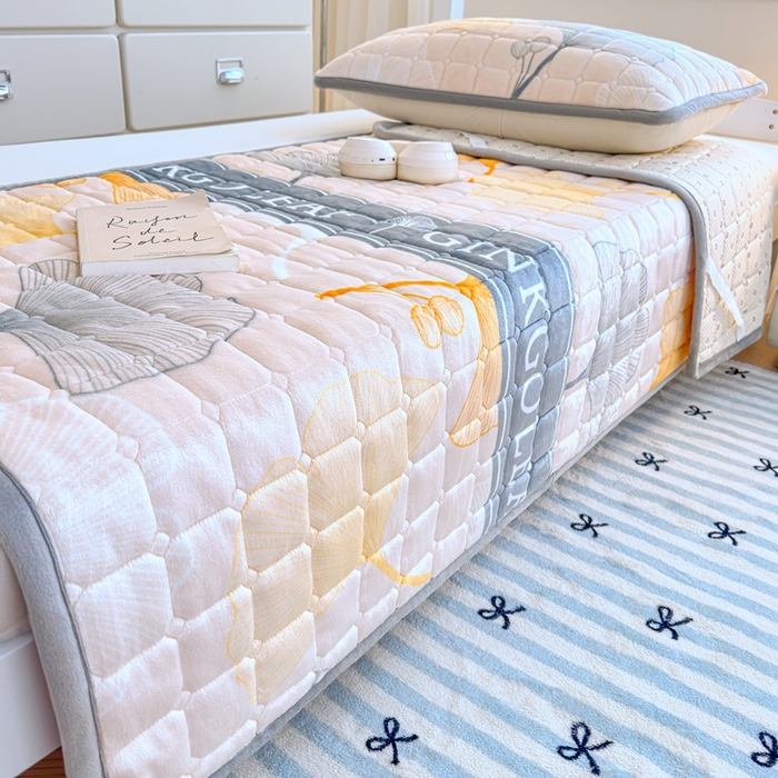 91家纺网 家纺一手货源 找家纺 小叮当家纺仓储工厂店 2025新款牛奶绒夹棉印花床垫学生图 绒床垫-流金岁月