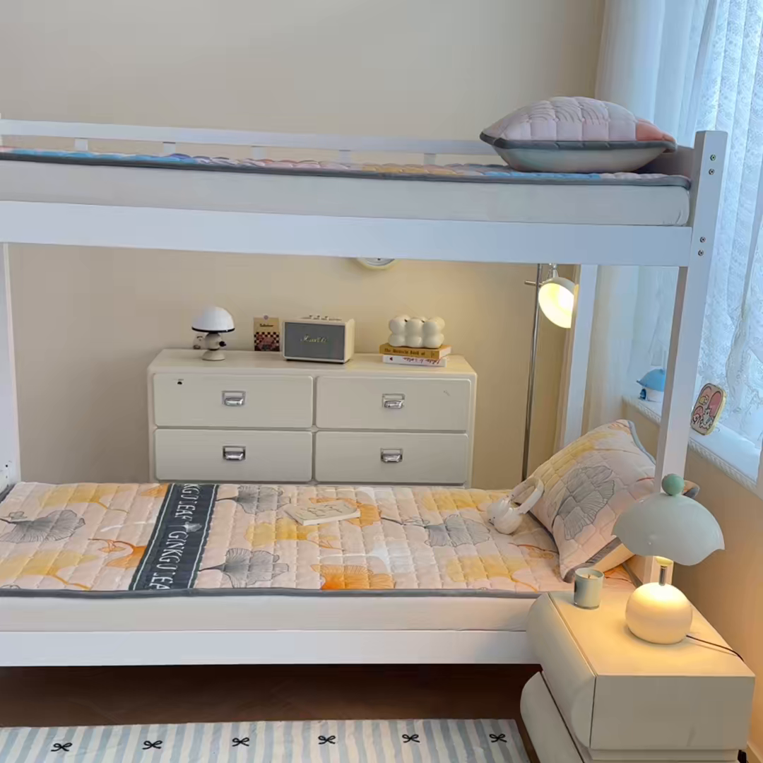 91家纺网 家纺一手货源 找家纺 小叮当家纺仓储工厂店 2025新款牛奶绒夹棉印花床垫学生图 绒床垫-流金岁月