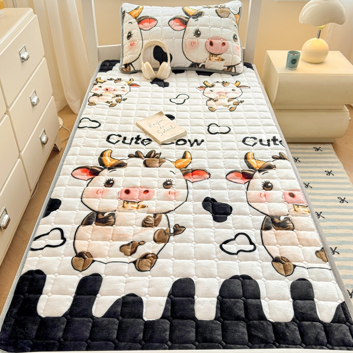 91家纺网 家纺一手货源 找家纺 小叮当家纺仓储工厂店 2025新款牛奶绒夹棉印花床垫学生图 绒床垫-萌小牛