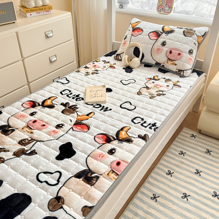 91家纺网 家纺一手货源 找家纺 小叮当家纺仓储工厂店 2025新款牛奶绒夹棉印花床垫学生图 绒床垫-萌小牛