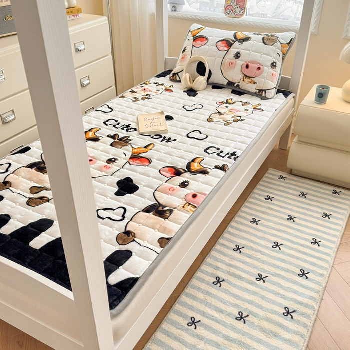 91家纺网 家纺一手货源 找家纺 小叮当家纺仓储工厂店 2025新款牛奶绒夹棉印花床垫学生图 绒床垫-萌小牛