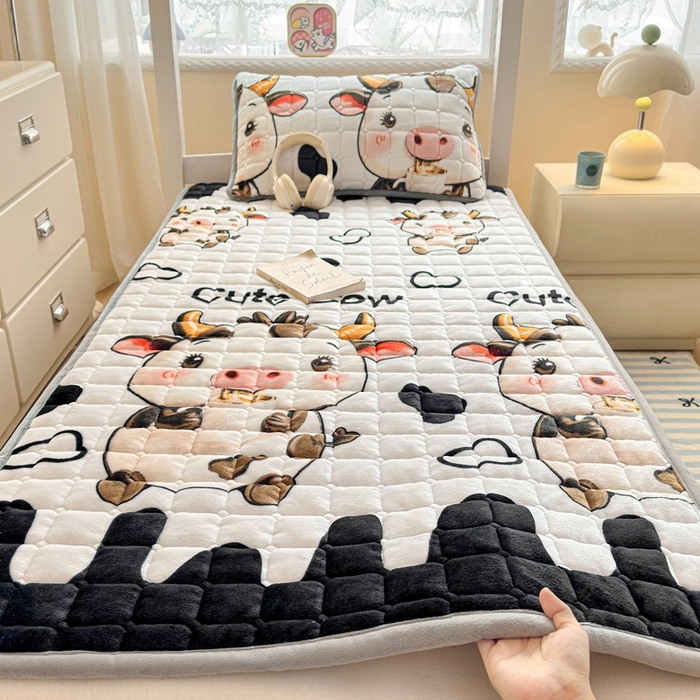 91家纺网 家纺一手货源 找家纺 小叮当家纺仓储工厂店 2025新款牛奶绒夹棉印花床垫学生图 绒床垫-萌小牛