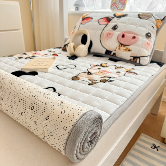 91家纺网 家纺一手货源 找家纺 小叮当家纺仓储工厂店 2025新款牛奶绒夹棉印花床垫学生图 绒床垫-萌小牛
