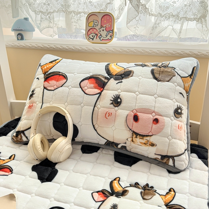 91家纺网 家纺一手货源 找家纺 小叮当家纺仓储工厂店 2025新款牛奶绒夹棉印花床垫学生图 绒床垫-萌小牛