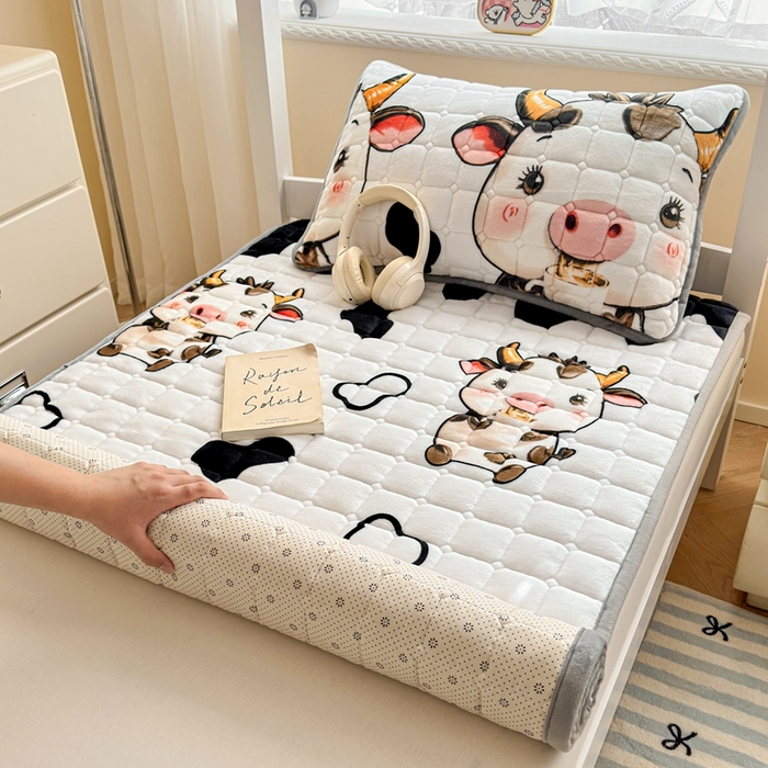 91家纺网 家纺一手货源 找家纺 小叮当家纺仓储工厂店 2025新款牛奶绒夹棉印花床垫学生图 绒床垫-萌小牛