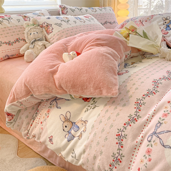 91家纺网 家纺一手货源 找家纺 如约 2025新款印花牛奶绒四件套 粉乐兔