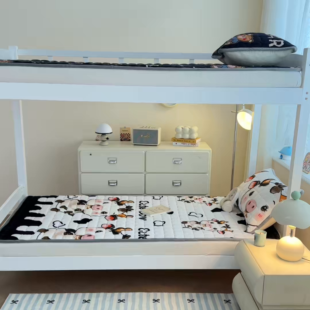 91家纺网 家纺一手货源 找家纺 小叮当家纺仓储工厂店 2025新款牛奶绒夹棉印花床垫学生图 绒床垫-萌小牛