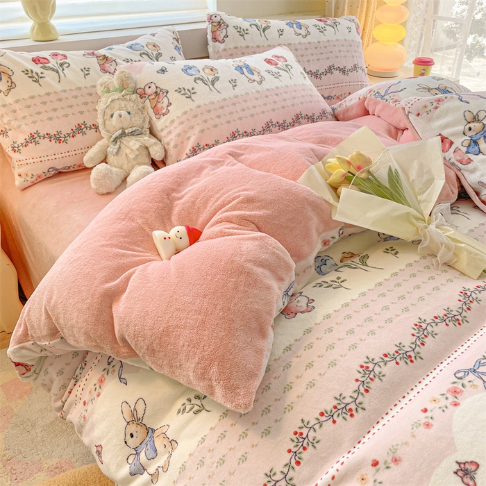 91家纺网 家纺一手货源 找家纺 如约 2025新款印花牛奶绒四件套 粉乐兔