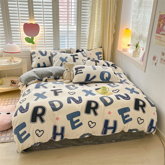 91家纺网 家纺一手货源 找家纺 如约 2025新款印花牛奶绒四件套 字母组合-绒