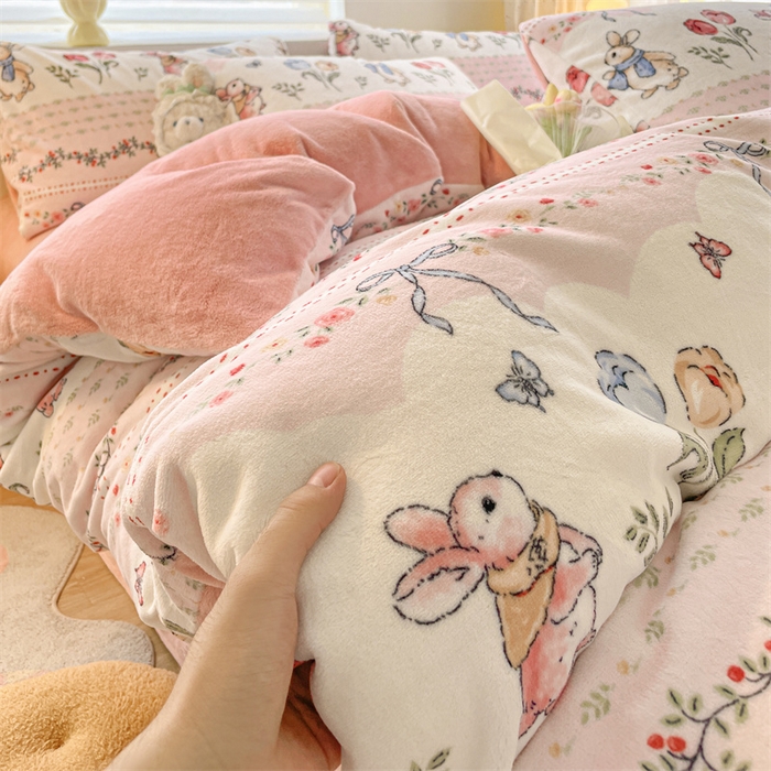 91家纺网 家纺一手货源 找家纺 如约 2025新款印花牛奶绒四件套 粉乐兔